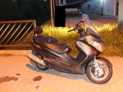 Na jedné motorce jezdili po Jablonci  tři, řidič byl opilý