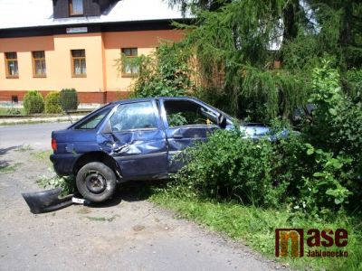 Nezletilý ujížděl policistkám, pak se těžce zranil