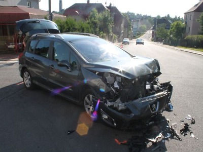 Na křižovatce v Jablonci nedal přednost v jízdě, škoda je přes 200 tisíc