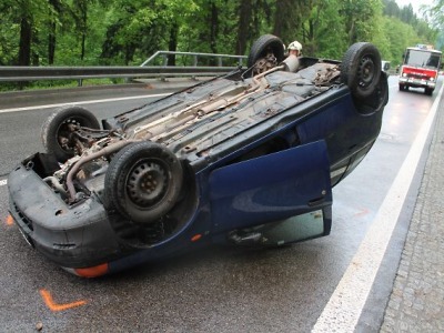 Řidička po smyku otočila o skálu v Lučanech auto na střechu