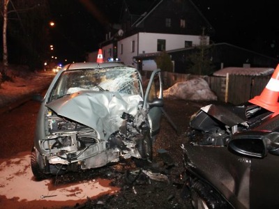 Přejel s renaultem do protisměru a narazil do protijedoucího auta