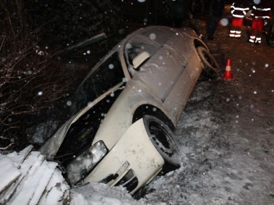 Na zasněženém povrchu vyjel řidič v Jablonci do příkopu