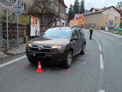 Řidič v Tanvaldě porazil chodkyni, policie hledá svědky