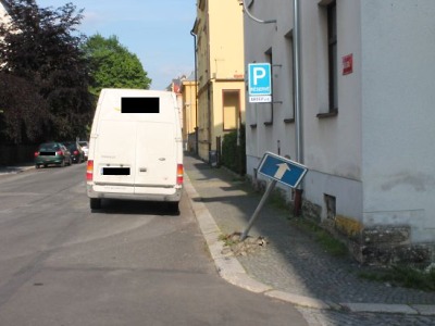 Řidička při couvání přehlédla dopravní značku