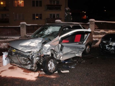 V Jablonci se střetla tři auta, zaklíněného řidiče vyprošťovali hasiči