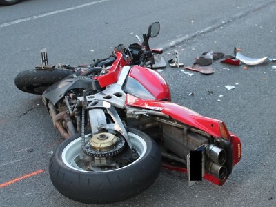 Motocyklista silný stroj nedobrzdil a narazil v Jablonci zezadu do auta