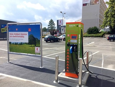 Rychlé dobití elektromobilu je možné i v jabloneckém obchodním domě