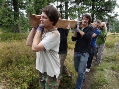 Stovka dobrovolníků pomáhala v Jizerských horách