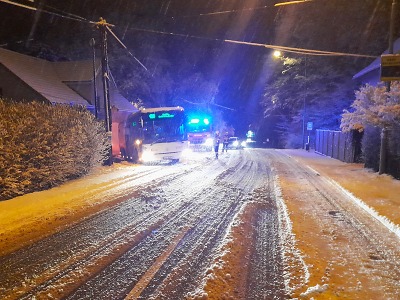 Kvůli čerstvému sněhu jsou popadané stromy i zablokované silnice