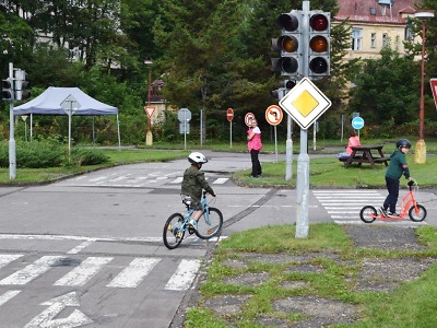 Táborníky zaujal na dopravním hřišti kromě jízdy i policejní vůz