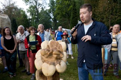 Obrazem: Aukcí v Desné provedl Tomio Okamura