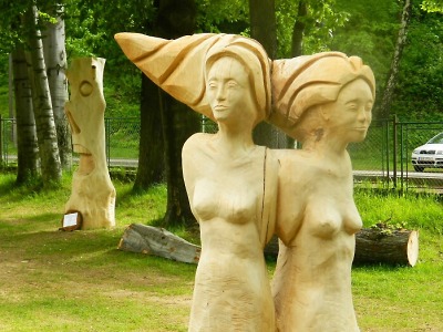 Sedm soch z dřevosochařského sympozia stále čeká na své majitele