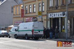 Pachatel se zbraní přepadl Fortunu, policisté uzavřeli Horní náměstí