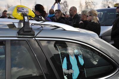 Obrazem: Sto taxíků uctilo tichou jízdou památku zavražděného - video