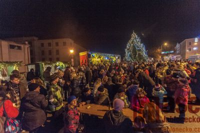 Obrazem: Slavnostní rozsvícení vánočního stromu v Tanvaldě