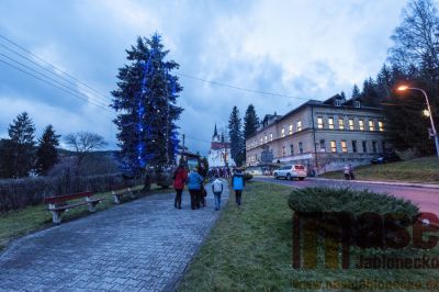 Obrazem: Slavnostní rozsvícení vánočního stromu v Josefově Dole