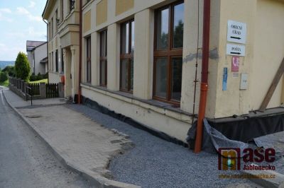 Ve Skuhrově opravují za milion školu z roku 1870