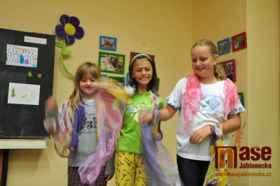 Děvčata na Nové Vsi vyrábí šperky