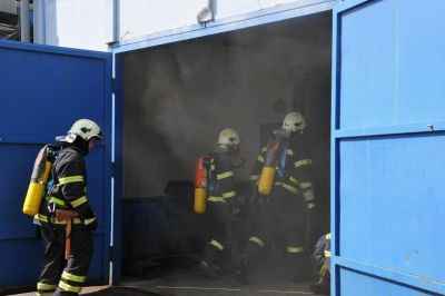 Požár skladu v AKT plastikářská technologie Čechy.