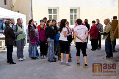 Den otevřených dveří v porcelánce v Desné obrazem