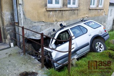 Terénní auto narazilo do betonového mostku u domu v Desné