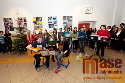 Tanvaldští gymnazisté přivítali Vánoce zpěvem písní