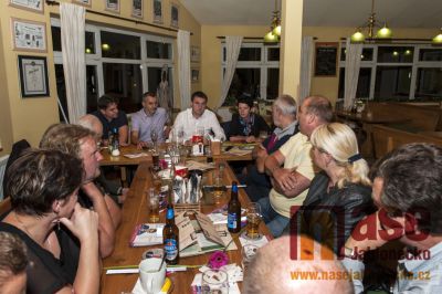 V Harrachově chodí na pivo s hejtmanem