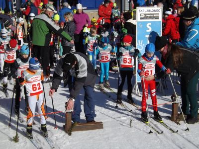 Na střelnici biatlonistů bez flinty běhalo žactvo