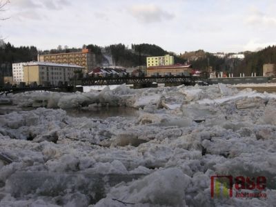 Aktualizace: Ledové kry vytvořily hráz, za hodinu stoupla hladina v Ž. Brodu o 118 centimetrů