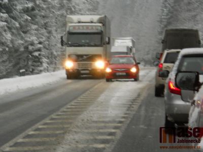 Obrazem: Dopravní komplikace na silnici