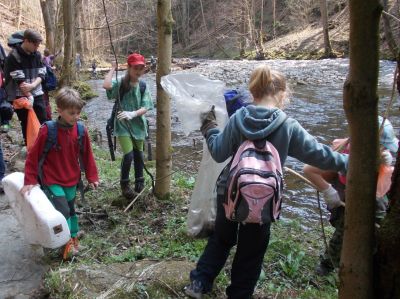 Turisté a vodáci čistili svou řeku Kamenici