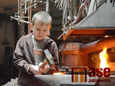 Malý Filip s Aspergerovým syndromem si splnil přání a stal se kovářem