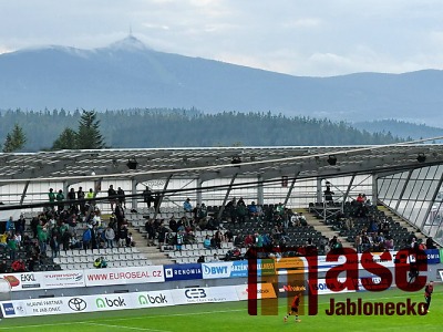 Hrací plocha fotbalového stadionu potřebuje obnovu