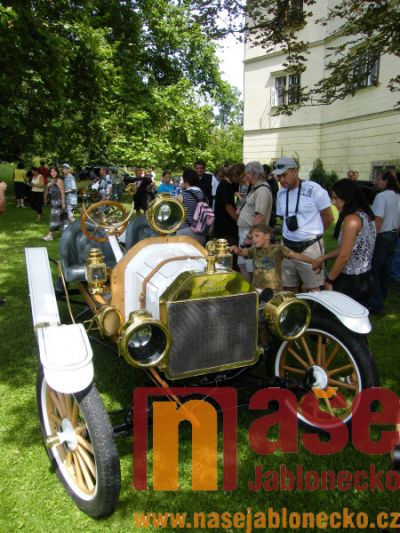 Obrazem: Sraz veteránů na nádvoří zámku Hrubý Rohozec