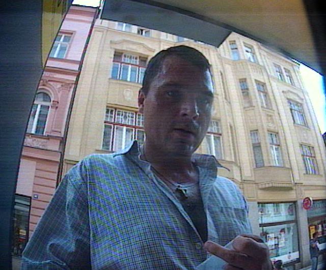 Ukradl seniorce kartu a vybral peníze