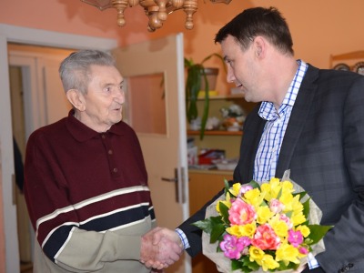 Brigádnímu generálovi Hněličkovi blahopřál hejtman k 93. narozeninám