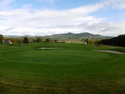 Autor foto:Archiv KÚ Libereckého kraje Nejvýš položené golfové hřiště v Česku obklopují lesy Krkonoš