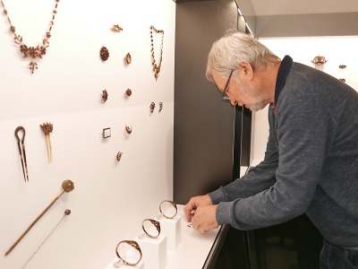 Rudé granáty vystavuje turnovské muzeum v novém kabinetu