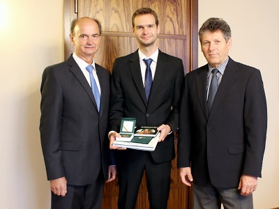 Autor foto:Archiv magistrátu města Jablonec nad Nisou Gratias Tibi Ago za záchranu lidského života převzal Jan Pňakovič