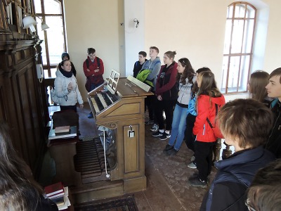 Studenti kvinty Gymnázia Tanvald na návštěvě kostela sv. Petra a Pavla