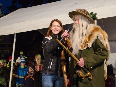 Vánoční strom v Harrachově rozsvítil kouzelným mávnutím Krakonoš