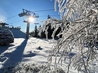 V Harrachově o víkendu otevřou sjezdovku i rozsvítí strom