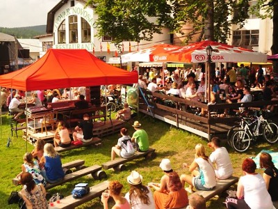 Harrachovské slavnosti kromě piva lákaly na soutěže i hudbu