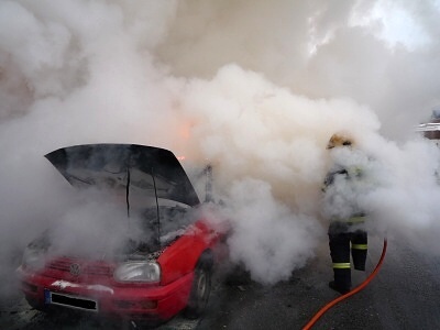 V Desné hořelo auto