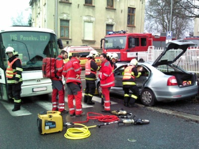 Autobus se v Jablonci srazil s osobákem, řidiče museli vyprostit hasiči