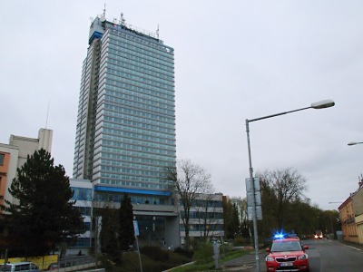 Kvůli podezřelému kufru uzavřeli ulici u krajského úřadu v Liberci