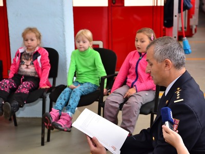 Hasiči četli dětem z nové knížky Hasičských pohádek