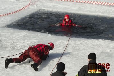 Cvičení záchranného družstva hasičů na jablonecké přehradě