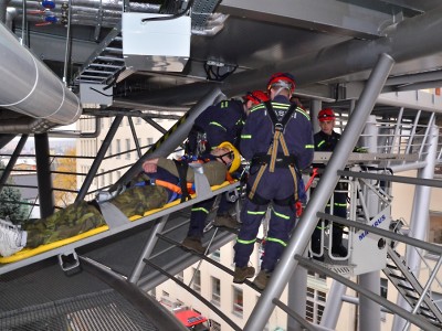 Krajští hasiči zachraňovali muže z tubusu libereckého heliportu