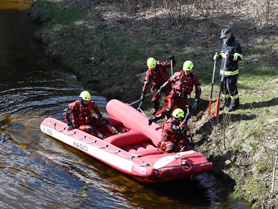 Hasiči z Jablonce a Tanvaldu cvičili na řece Kamenici